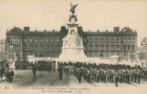Pałac Buckingham i pomnik królowej Wiktorii; Przejście Guards Band autorstwa English Photographer