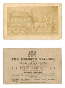 Karta (przód i tył) upamiętniająca pierwszy omnibus przejechany przez wiadukt Holborn, 6 listopada 1869 autorstwa English Photographer