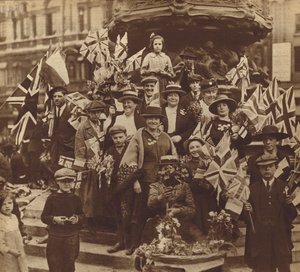 Świętowanie zwycięstwa w pierwszej wojnie światowej na Piccadilly Circus w Londynie autorstwa English Photographer