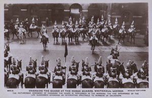 Zmiana warty, Horse Guards, Whitehall, Londyn (zdjęcie czarno-białe) autorstwa English Photographer