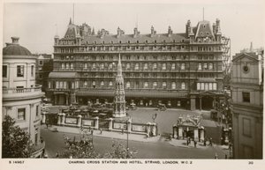 Charing Cross Station and Hotel, Strand, Londyn autorstwa English Photographer