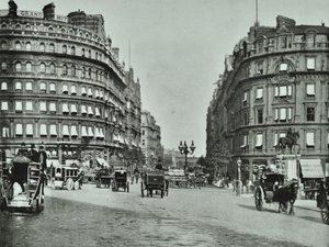 Charing Cross, Westminster LB: Northumberland Avenue od Trafalgar Square i Charing Cross, 1890 autorstwa English Photographer