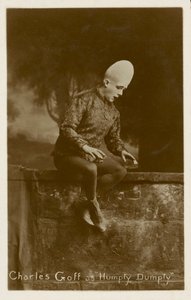 Charles Goff jako Humpty Dumpty (zdjęcie czarno-białe) autorstwa English Photographer