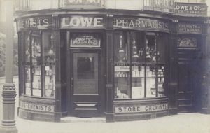 Charles Lowe & Co Drug Store, Newbury, Berkshire (zdjęcie czarno-białe) autorstwa English Photographer