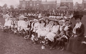 Dzieci biorące udział w konkursie przebrań, ok. 1910 (fotograf czarno-biały) autorstwa English Photographer