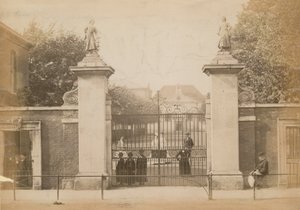 Dzieci stoją patrząc przez bramę szkoły autorstwa English Photographer