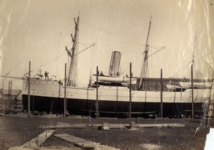 Chiński krążownik dochodowy „Li Kin” lub jego siostrzany statek „Kai Pan” w poślizgu gotowy do startu, 1888 r. autorstwa English Photographer