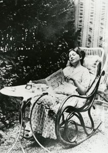 Christabel Pankhurst (1881-1969) czyta kopię Sufrażystki ok. 1905-14 autorstwa English Photographer