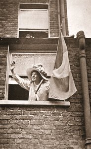 Christabel Pankhurst macha do głodujących z domu z widokiem na więzienie Holloway. autorstwa English Photographer