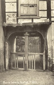 Church Gateway, Chalfont St Giles, Buckinghamshire (zdjęcie czarno-białe) autorstwa English Photographer