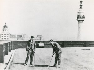 Miejscy golfiści oglądani z pomnika autorstwa English Photographer