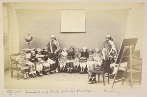 Zajęcia z panią w mofussil lub wiejskiej szkole dla dziewcząt, Bombaj, ok. 1930 r. 1873 (zdjęcie czarno-białe) autorstwa English Photographer