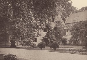 Klasztor Najświętszego Serca, Roehampton: Wschodnia część tarasu i dom rekolekcyjny (zdjęcie czarno-białe) autorstwa English Photographer