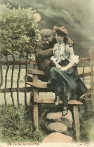 Para przytulająca się na wiejskim ramiaku (kolorowe zdjęcie) autorstwa English Photographer
