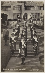 Dagenham Girl Pipers, Essex (zdjęcie czarno-białe) autorstwa English Photographer