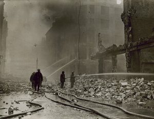 Uszkodzenia w City of London autorstwa English Photographer