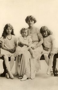 Daphne du Maurier jako niemowlę (zdjęcie czarno-białe) autorstwa English Photographer