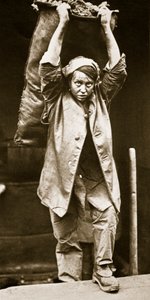 Dostarczanie węgla, grafika Horace W. Nichols, ok. 1916 (fotograwiura) autorstwa English Photographer