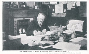 Dr Barnardo w pracy w swoim pokoju na Stepney Causeway autorstwa English Photographer