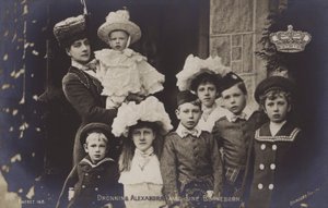 Królowa Aleksandra z dziećmi (zdjęcie czarno-białe) autorstwa English Photographer