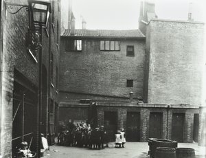 Dufferin Street: Costermongers Buildings, Londyn, 1896 r. autorstwa English Photographer
