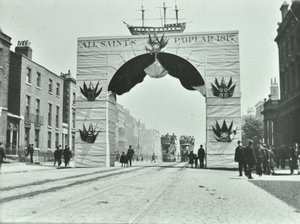 East India Dock Road: tymczasowa brama, Victoria Diamond Jubilee, 1897 autorstwa English Photographer