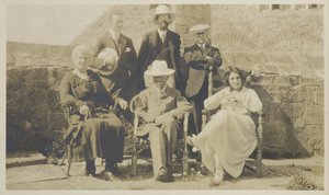 Edward Hudson i przyjaciele, Lindisfarne, ok. 1918 (odbitka żelatynowa) autorstwa English Photographer