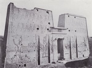Egipt: Pylon Świątyni Edfu (zdjęcie czarno-białe) autorstwa English Photographer