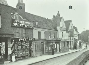 Eltham High Street: widok na zachód od kościoła św. Jana autorstwa English Photographer