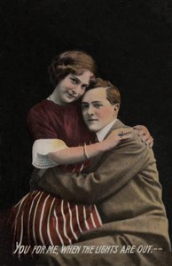 Obejmująca para (kolorowe zdjęcie) autorstwa English Photographer