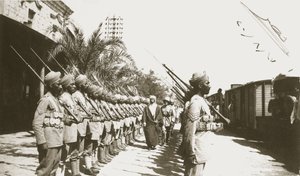 Emir Faisal na stacji Lydda, Palestyna, z Sir Herbertem Samuelem, 1920 autorstwa English Photographer