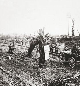 Inżynierowie naprawiają lekkie koleje w pobliżu Hangard, uszkodzone przez ostrzał pocisków podczas walk o Amiens, 1918 autorstwa English Photographer