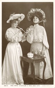 Angielskie aktorki i piosenkarki, Zena Dare i Marie Studholme (zdjęcie czarno-białe) autorstwa English Photographer