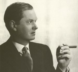 Evelyn Waugh, portret, palące cygaro (zdjęcie czarno-białe) autorstwa English Photographer