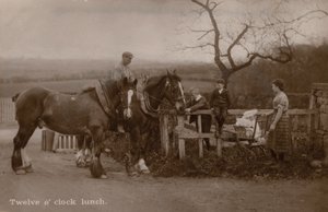 Rodzina na wsi przerywa pracę na obiad (zdjęcie czarno-białe) autorstwa English Photographer