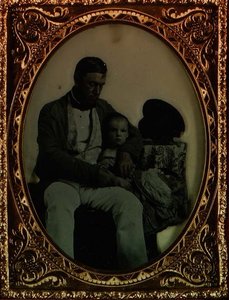 Ojciec z dzieckiem, ok. 1850 r. (ambrotypia_) autorstwa English Photographer
