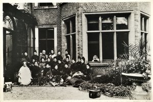 Florence Nightingale, Sir Harry i Lady Verney oraz pielęgniarki Nightingale w Claydon House, 1886 autorstwa English Photographer