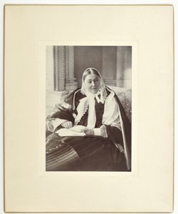 Florence Nightingale, siedząca na kanapie w Niebieskim Pokoju w Claydon House, 1891 autorstwa English Photographer