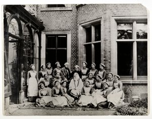 Florence Nightingale z Sir Harrym Verneyem i panną Crossland w centrum grupy pielęgniarek w Claydon House, 1886 autorstwa English Photographer