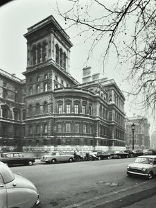 Ministerstwo Spraw Zagranicznych, Whitehall, Westminster LB: elewacja do Saint James Park, 1896 autorstwa English Photographer