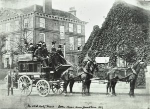 Garratt Lane: Stara Zakrystia, 1887 r. autorstwa English Photographer