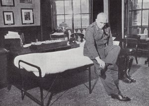 Generał Sir Edmund Ironside, szef Cesarskiego Sztabu Generalnego, w swoim biurze w Urzędzie Wojny, gdzie często spał podczas II wojny światowej, 1939-1940 autorstwa English Photographer