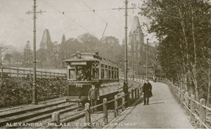 Ogólny widok kolejki elektrycznej w Alexandra Palace autorstwa English Photographer