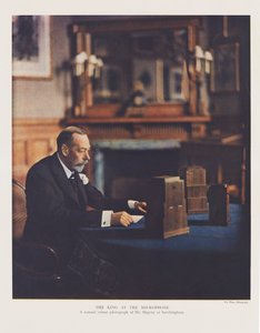 Jerzy V nadający orędzie bożonarodzeniowe do Brytyjskiej Wspólnoty Narodów i Imperium autorstwa English Photographer