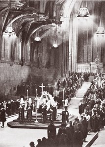 Jerzy V leżący w stanie spoczynku w Westminster Hall, 1936 r. autorstwa English Photographer