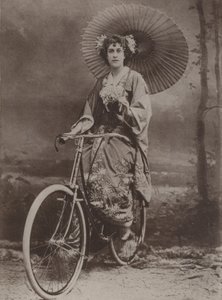 Dziewczyna na rowerze, ubrana po japońsku autorstwa English Photographer