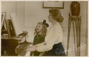 Gladys Cooper i dziewczyna przy pianinie autorstwa English Photographer