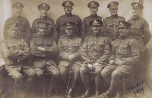 Grupa żołnierzy angielskich, I wojna światowa, Francja 1917 (zdjęcie czarno-białe) autorstwa English Photographer