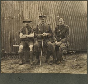 Grupa trzech żołnierzy przed chatą Nissana, ok. 1914-18 autorstwa English Photographer