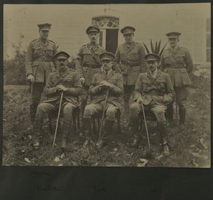 Portret grupowy siedmiu mężczyzn w mundurach wojskowych, 1914-18 autorstwa English Photographer